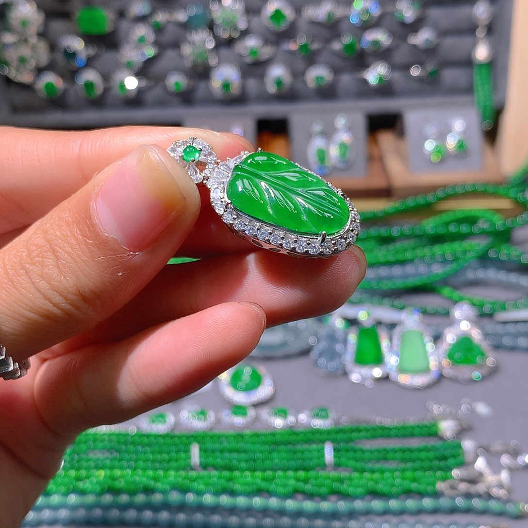 翡翠耳饰未镶嵌天然翡翠