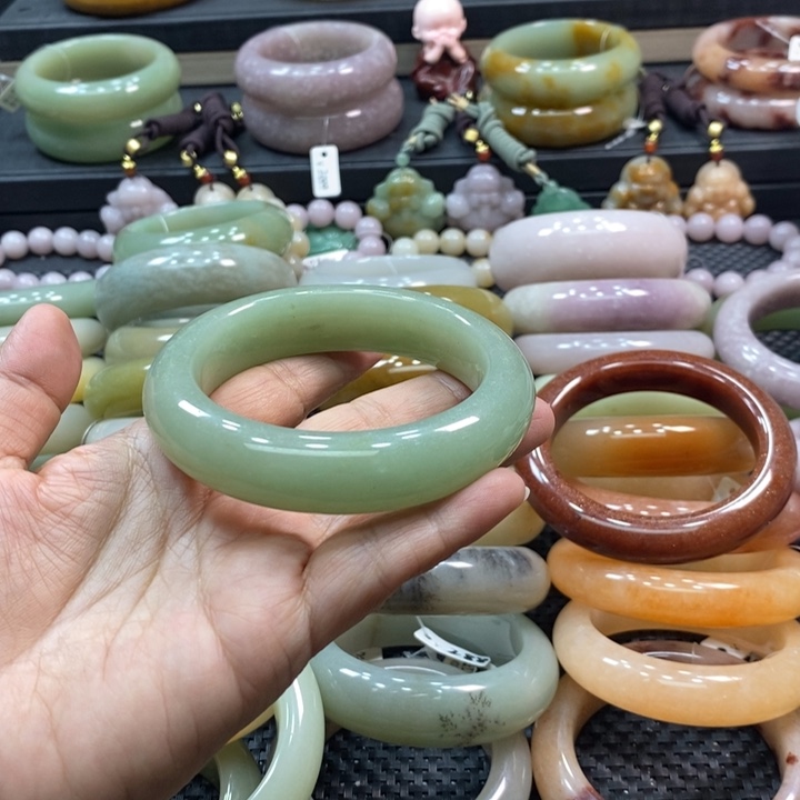 未镶嵌手镯石英岩玉