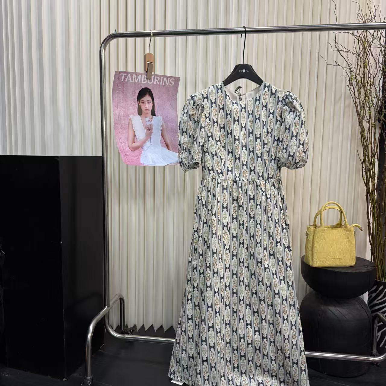 『雨美 Show』3102时尚百搭竖条碎花连衣裙