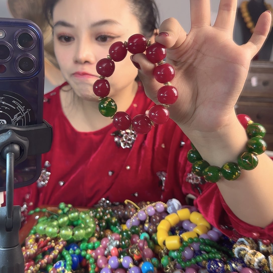 玻璃颈饰老琉璃的故事是一个人的故事吗