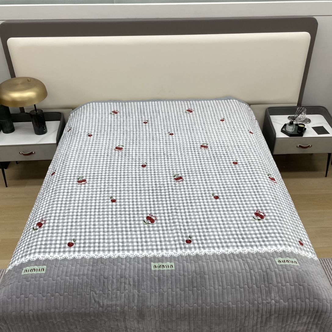 【170×200】直边牛奶绒床盖三层夹棉绗缝加厚保暖多功能床盖防滑