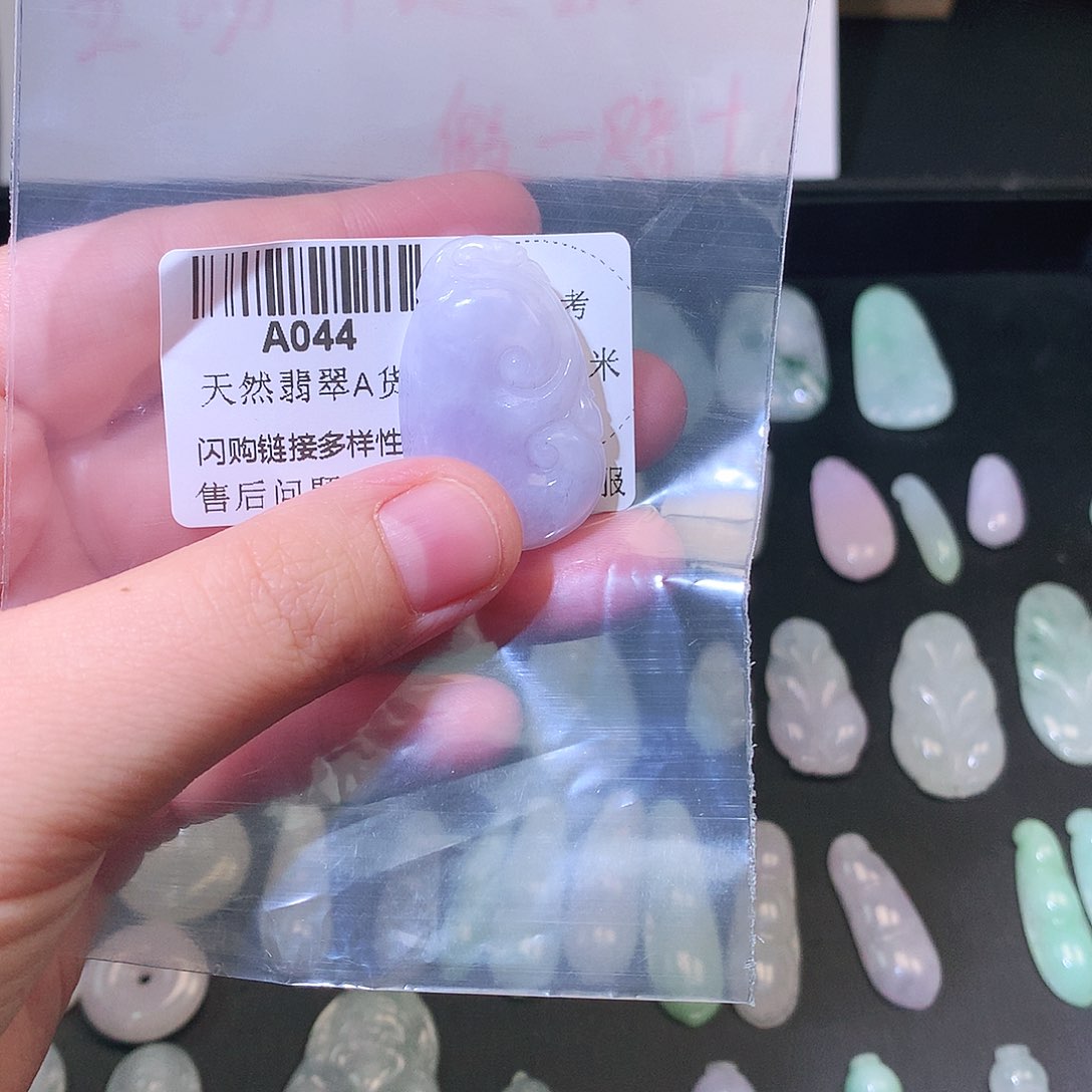 翡翠颈饰未镶嵌R****?如意