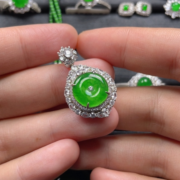 翡翠颈饰银S925镶嵌吊坠