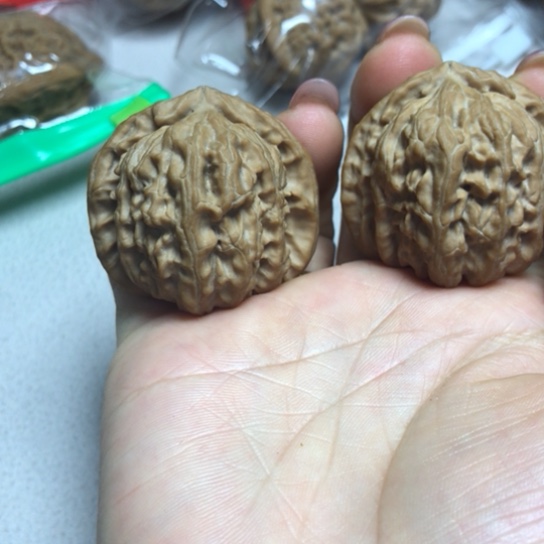 文玩核桃吊坠白狮子