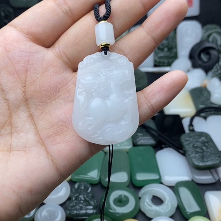 @***哥石英质玉（金丝玉）未镶嵌颈饰