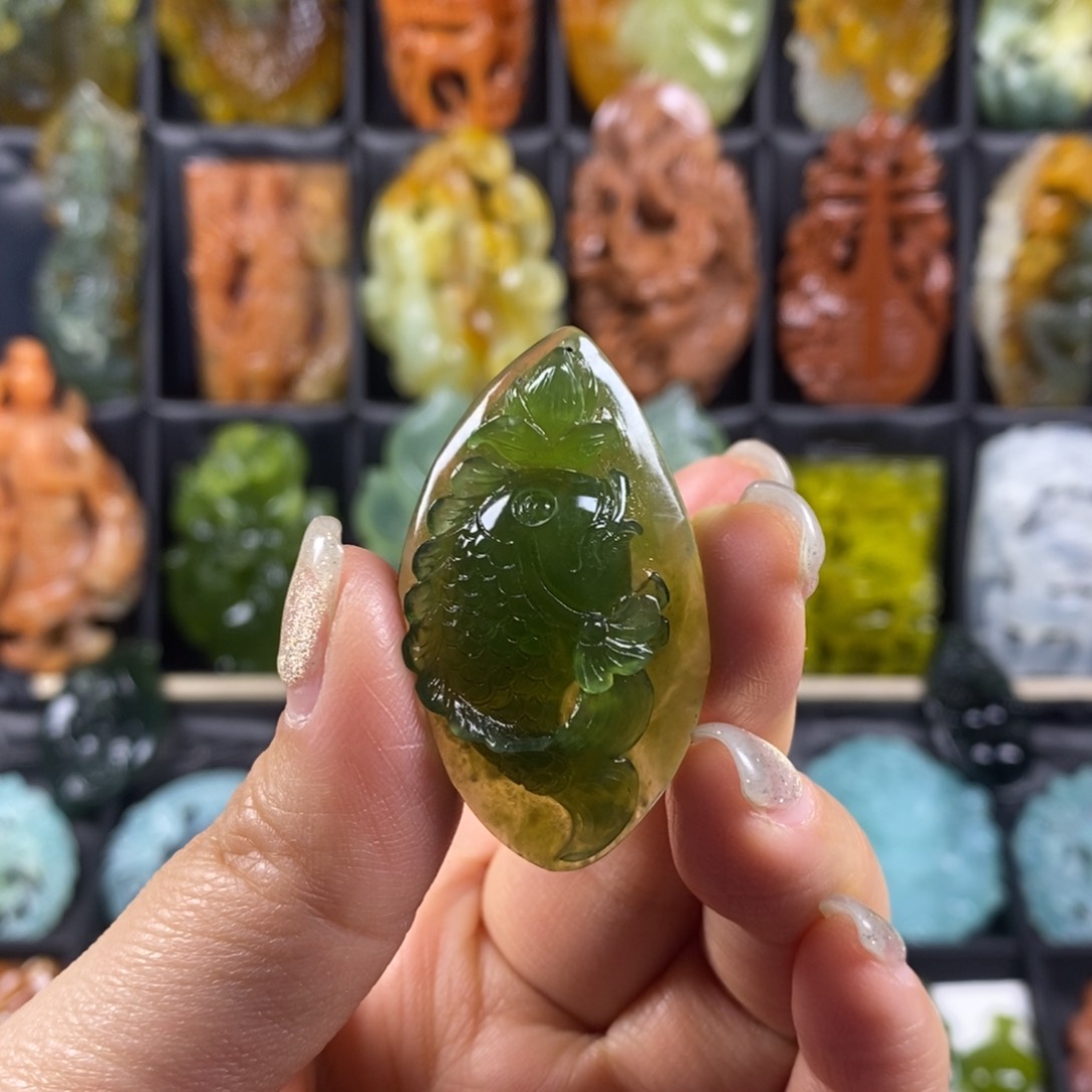蛇纹石玉颈饰合金