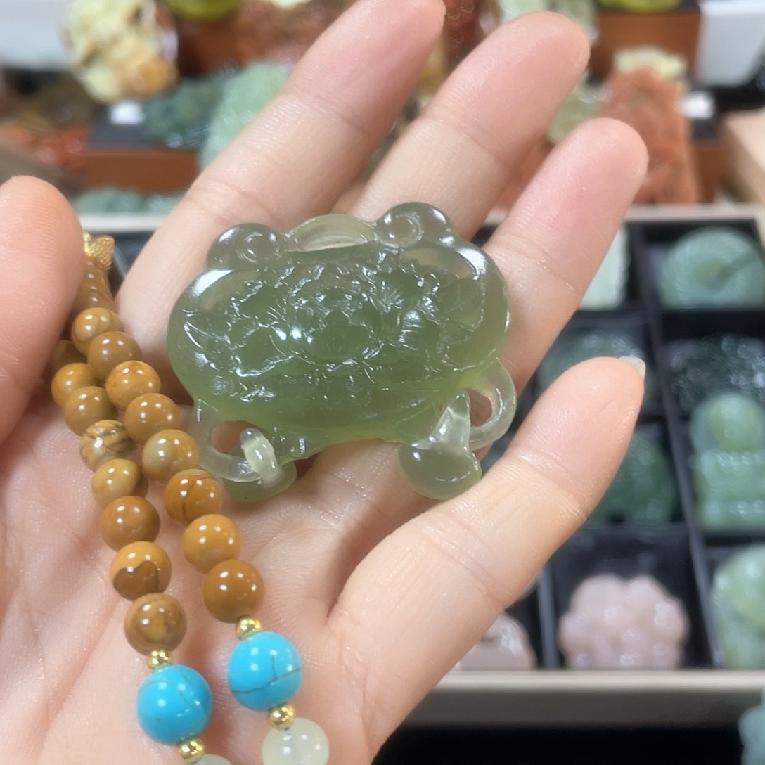 蛇纹石玉颈饰合金