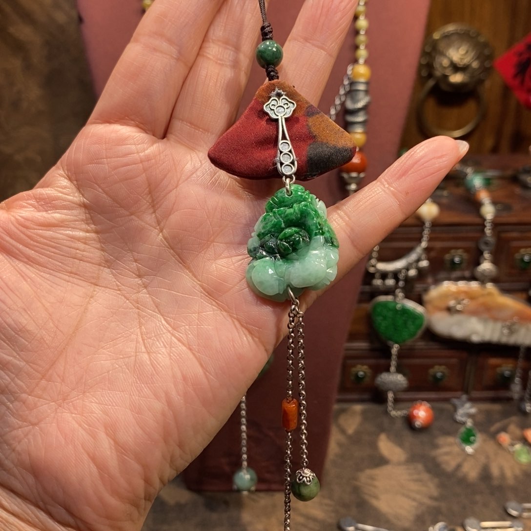 翡翠吊坠(赠链)未镶嵌