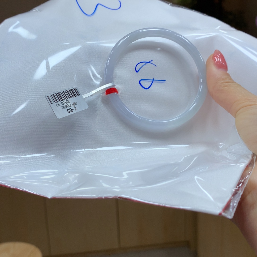 翡翠手镯未镶嵌不退不换