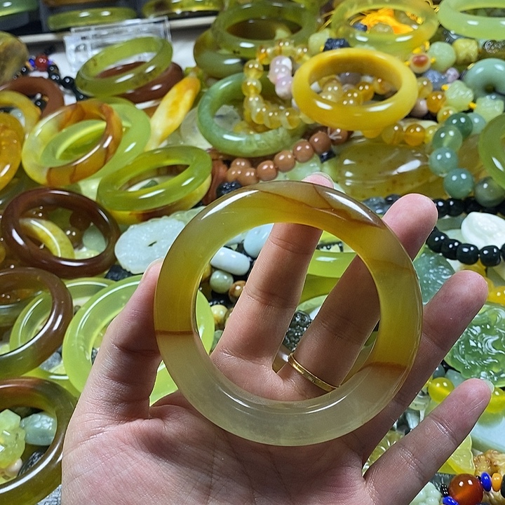 青***。蛇纹石玉未镶嵌颈饰