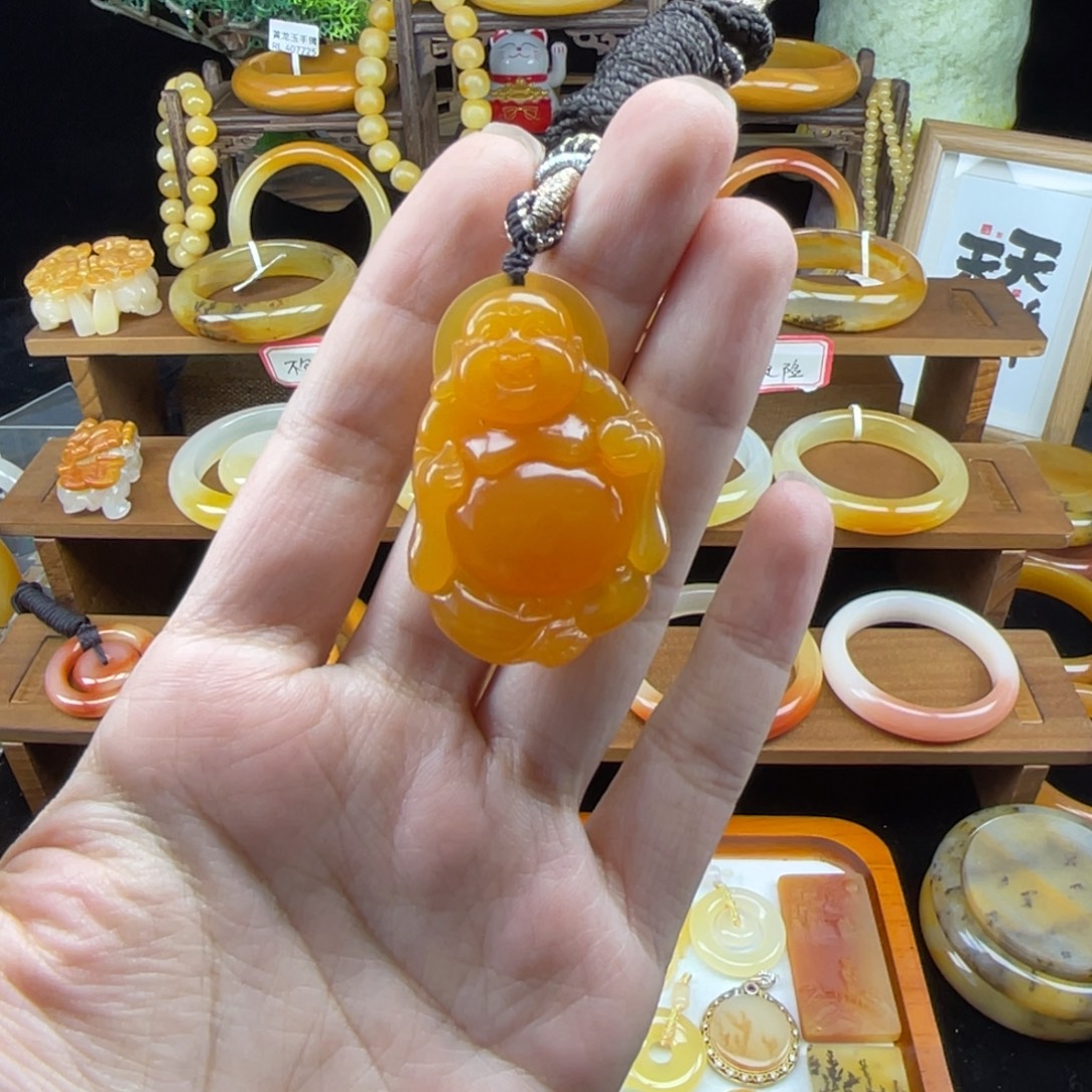 石英质玉（黄龙玉）未镶嵌颈饰缅黄逍遥佛
