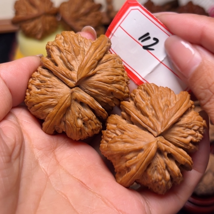 文玩核桃吊坠50大尺全品白狮子四棱球连112