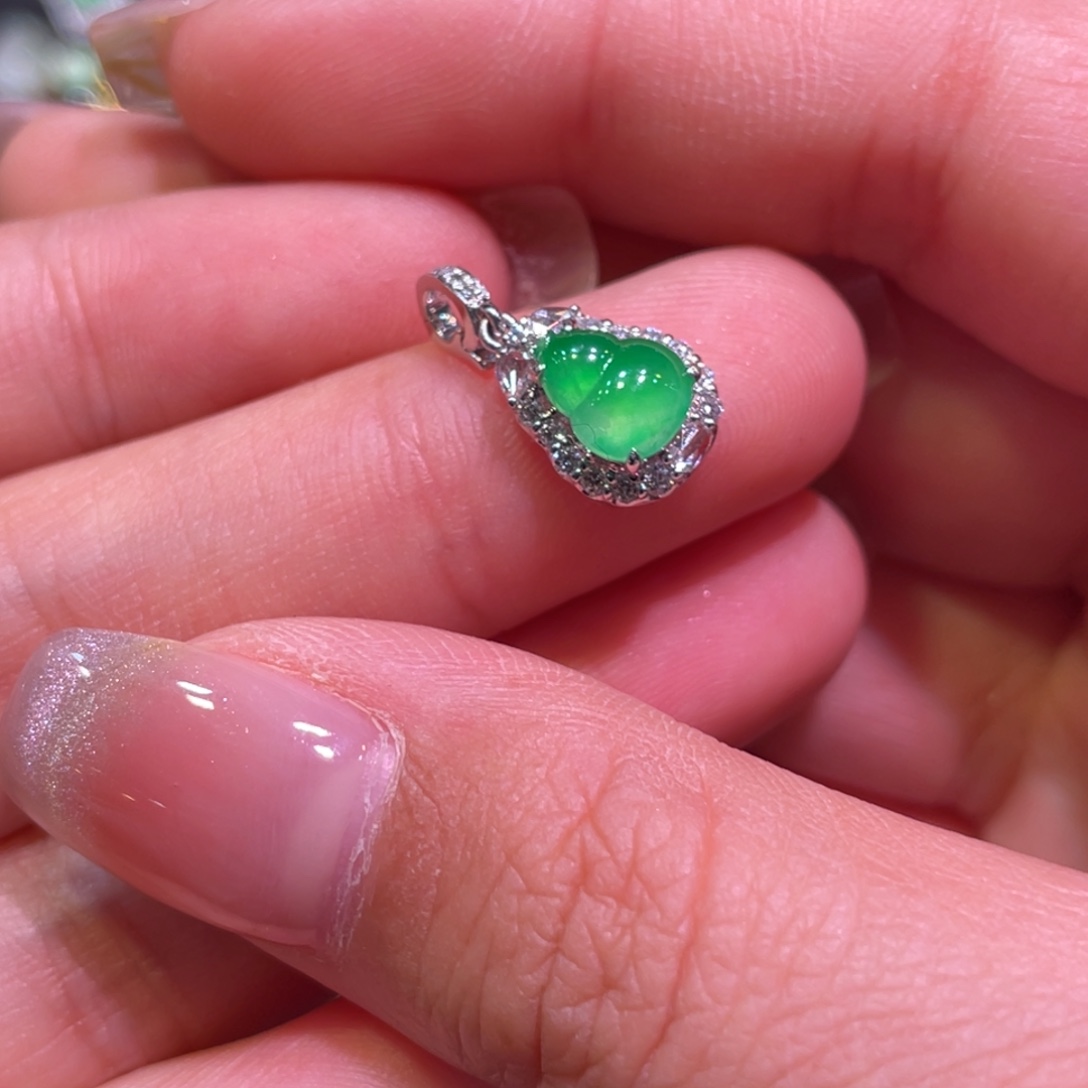 翡翠18K金镶嵌颈饰葫芦