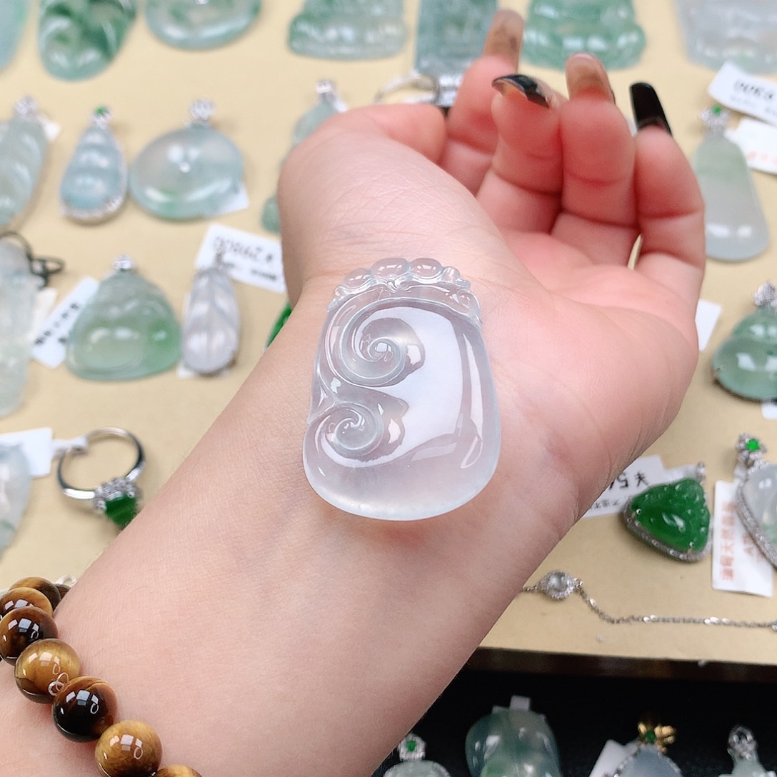 翡翠颈饰未镶嵌如意