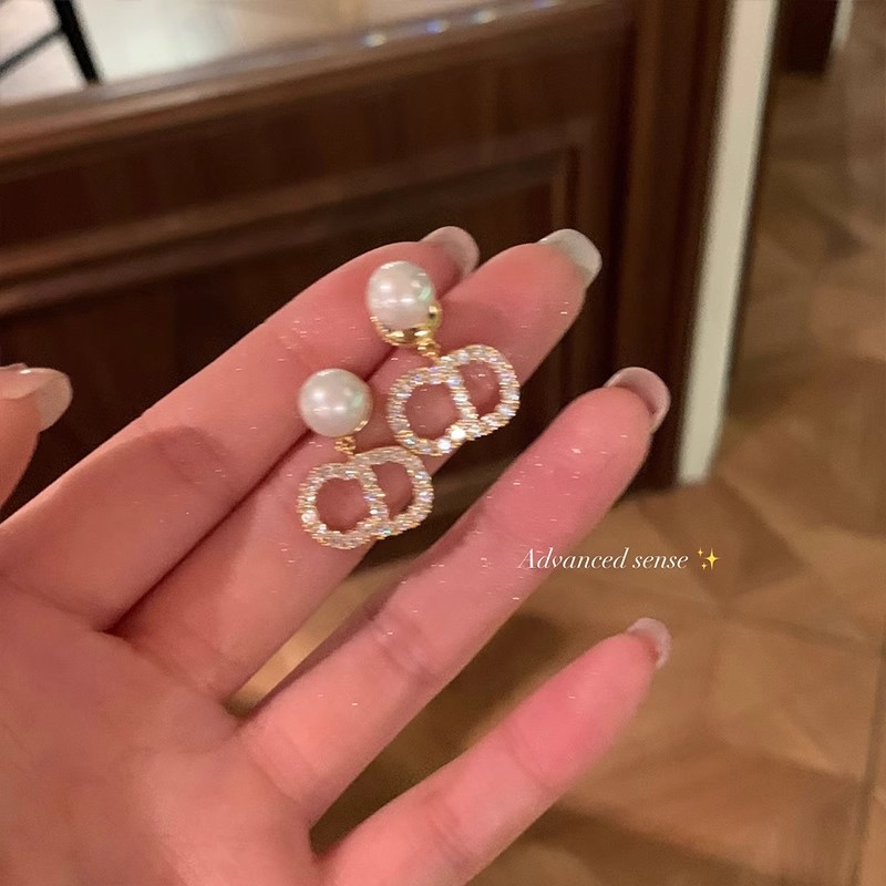 小香风设计款闪锆CD珠珠耳环女轻奢耳钉ins