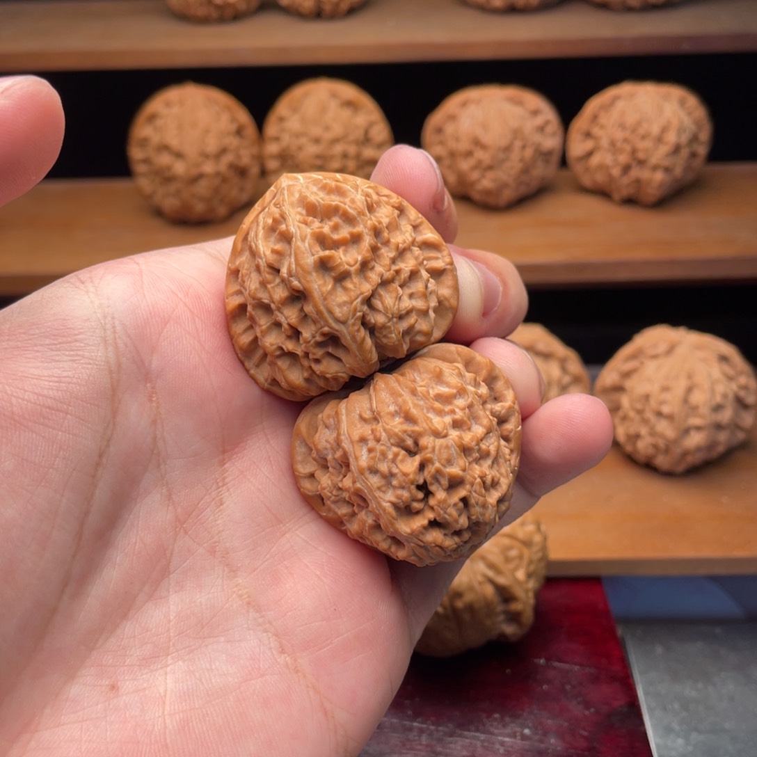 文玩核桃把件38精配红皮三角白