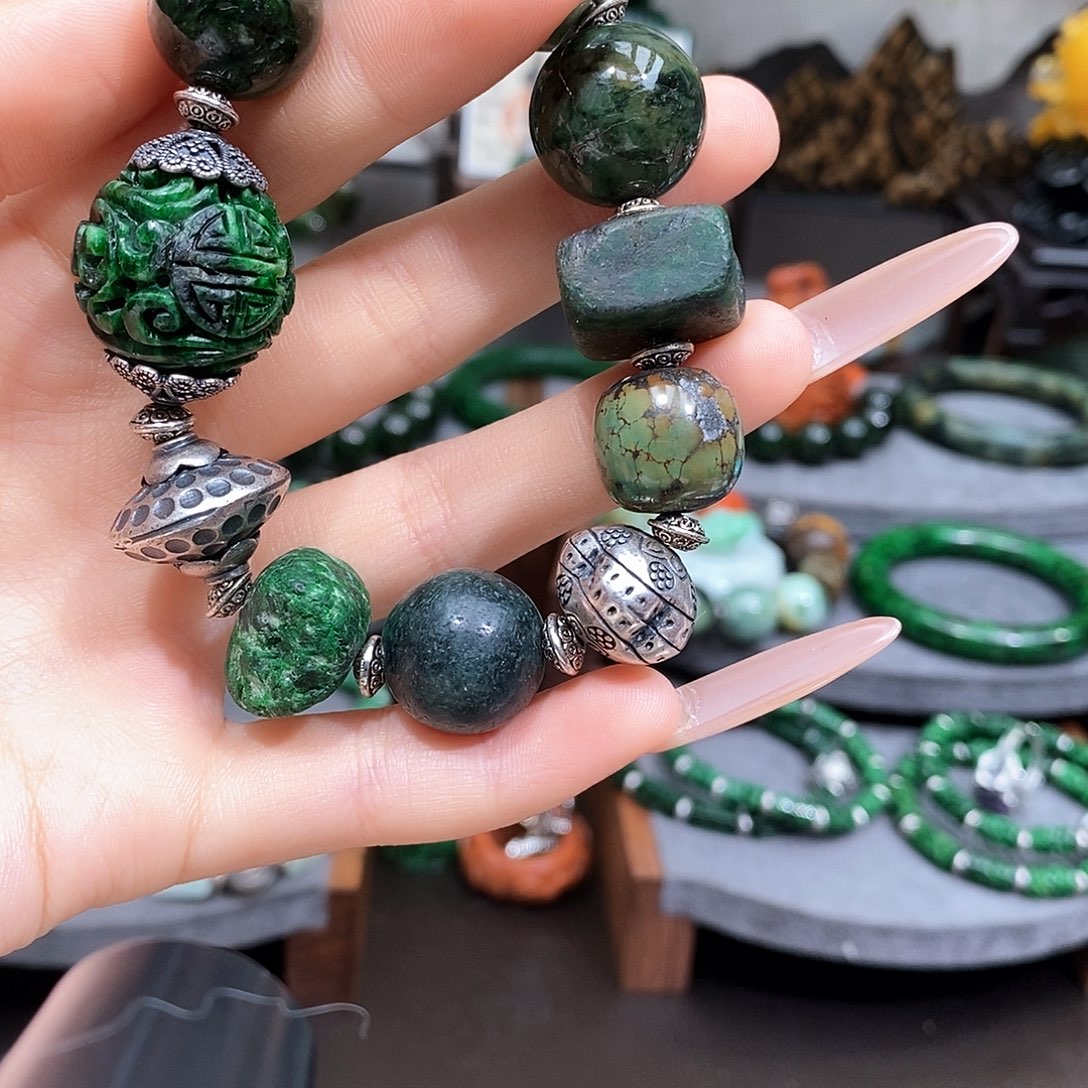 未镶嵌翡翠手链漂亮美眉