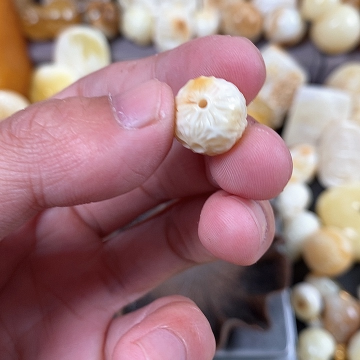 琥珀裸石未镶嵌我