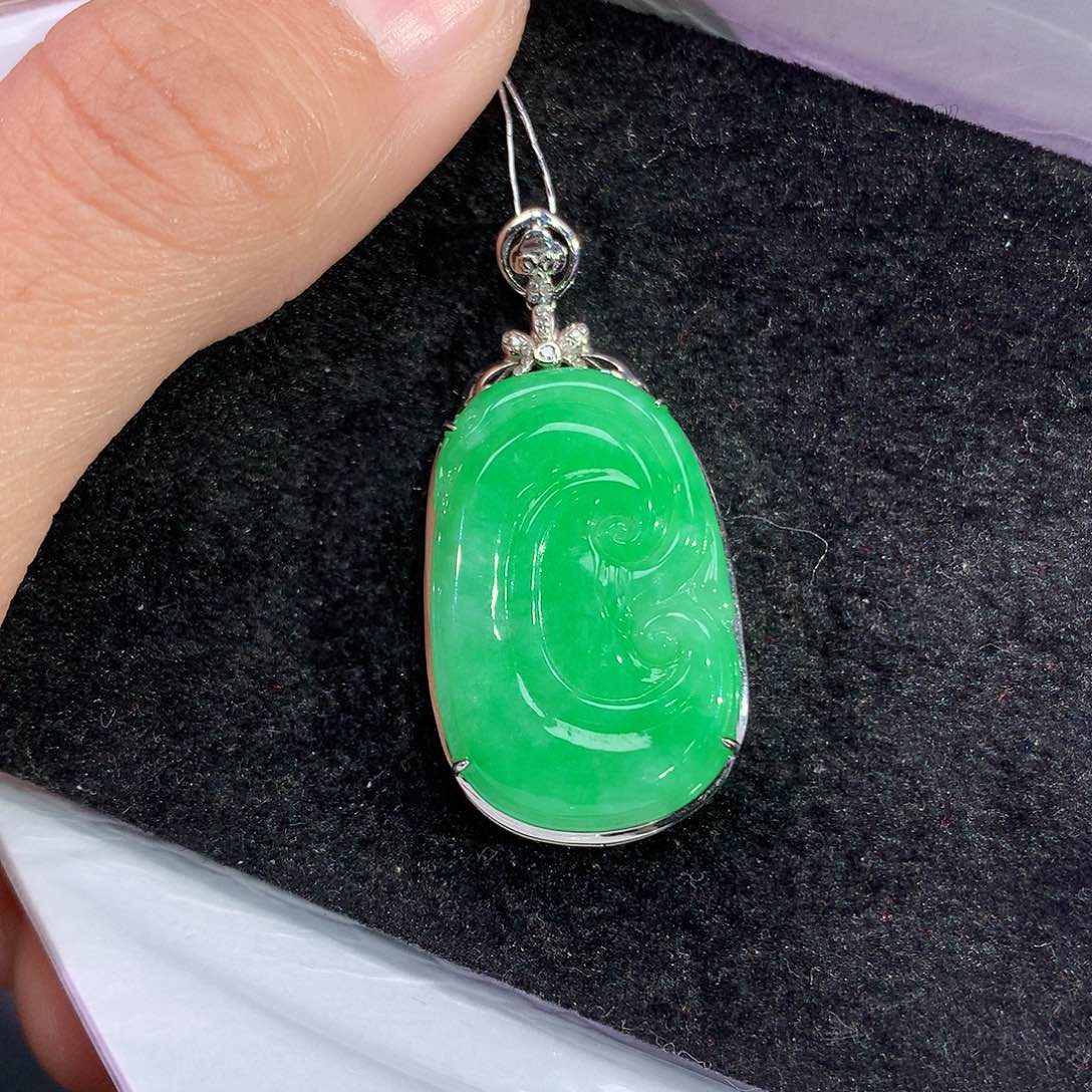 翡翠吊坠(赠链)18K金镶嵌