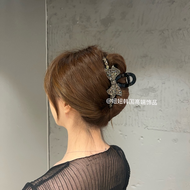 韩国轻奢施华璀璨灵动飘带鲨鱼夹13cm精致设计师原创定制款百搭