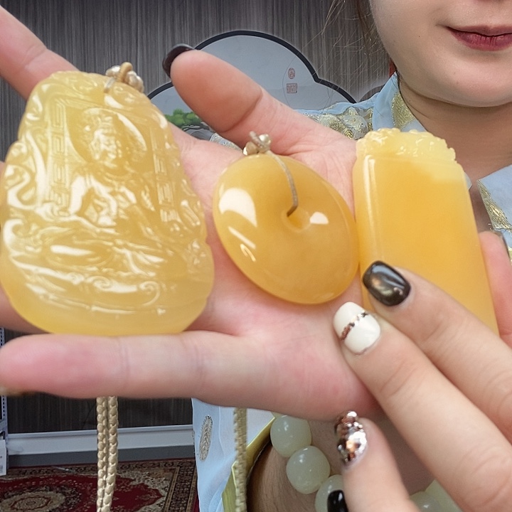 汪***生和田玉未镶嵌颈饰