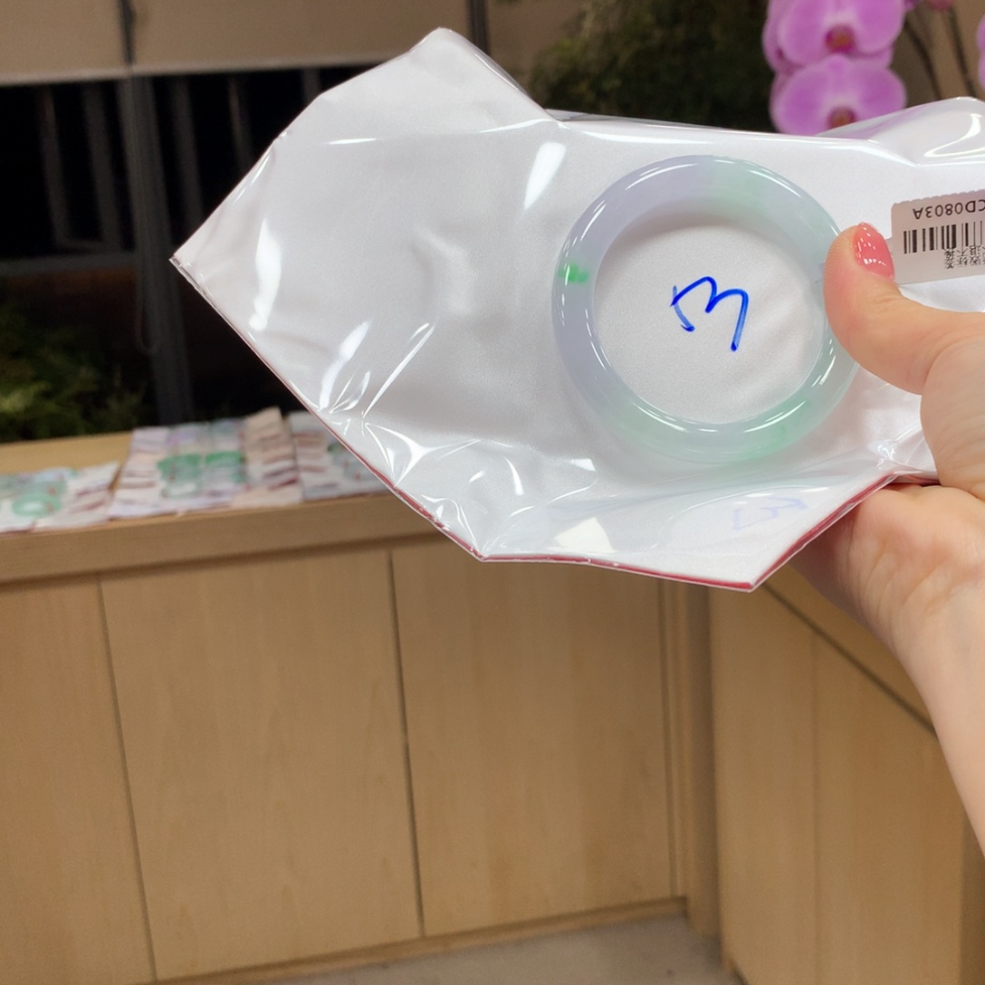 翡翠手镯未镶嵌不退不换