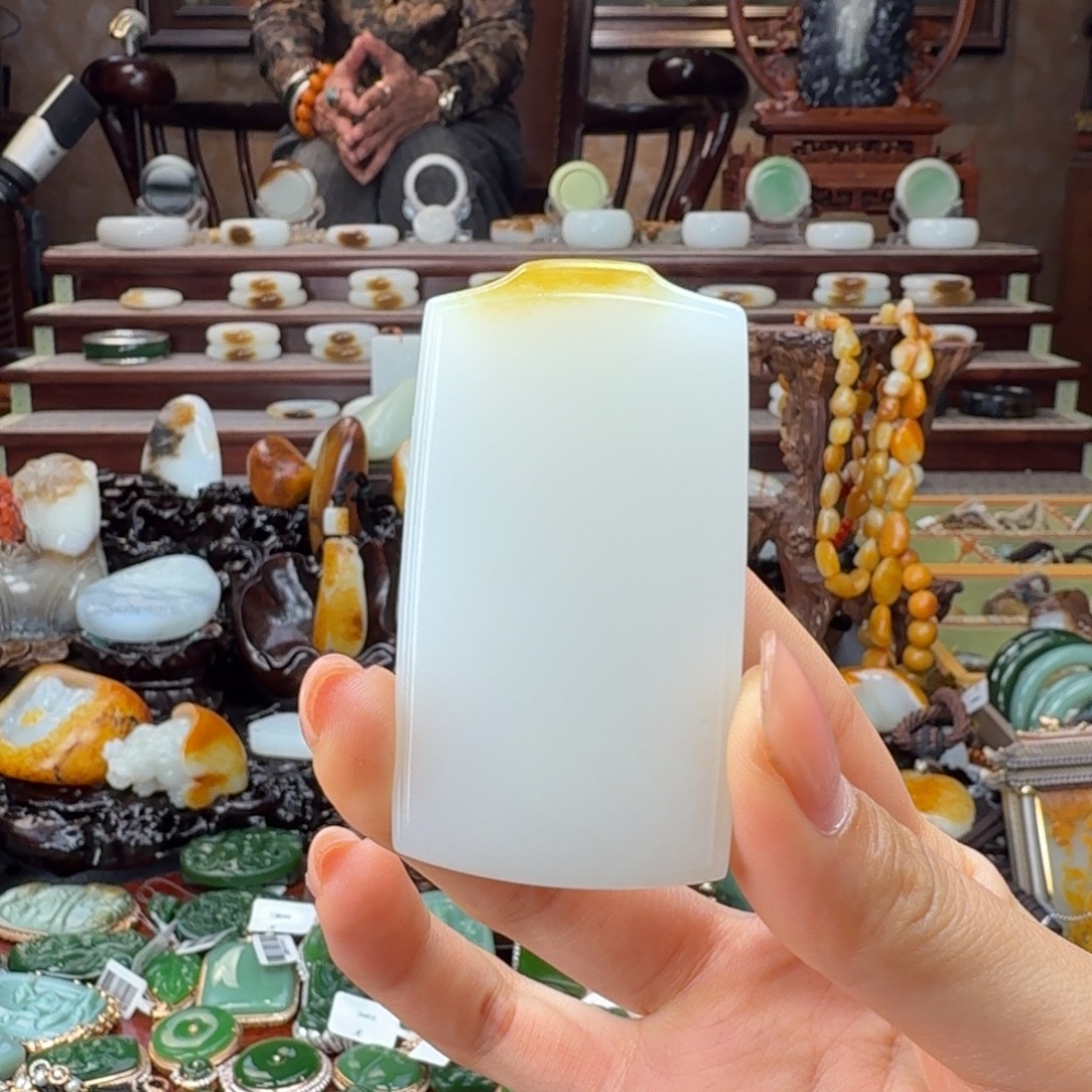 牛****和田玉（糖玉）未镶嵌颈饰