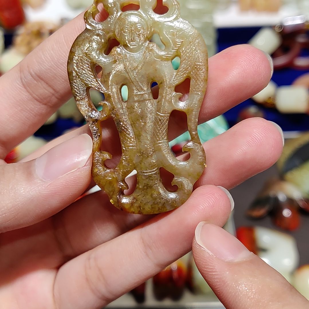 透闪石质玉未镶嵌颈饰