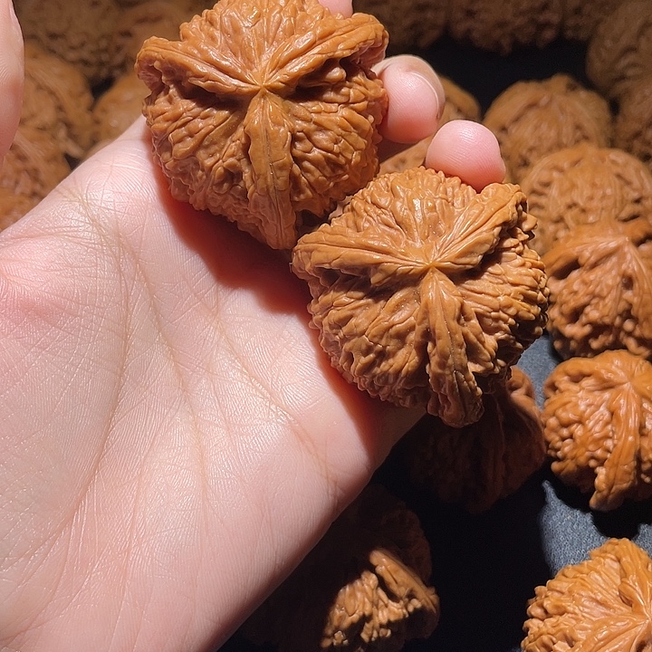 張***贤文玩核桃吊坠小妹三棱