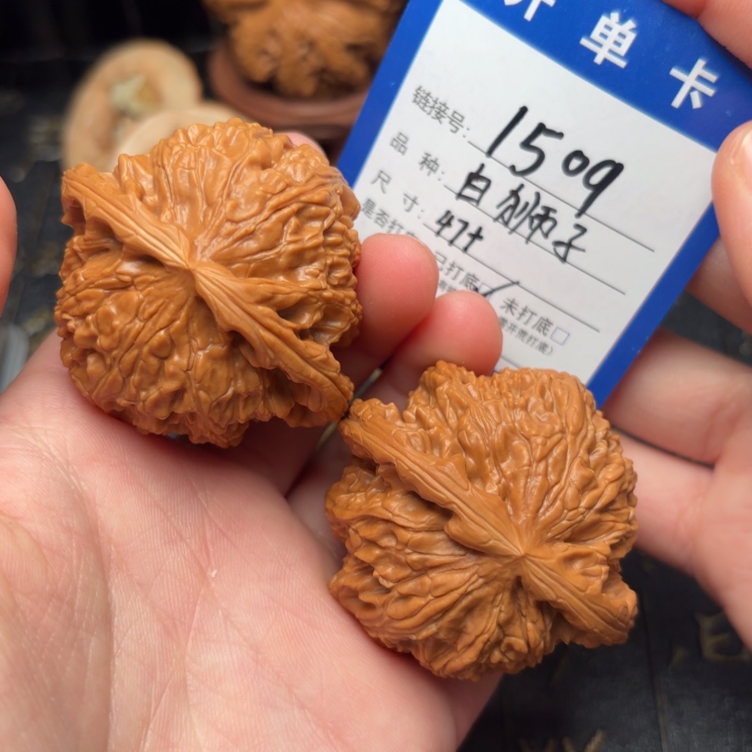 文玩核桃吊坠白狮子