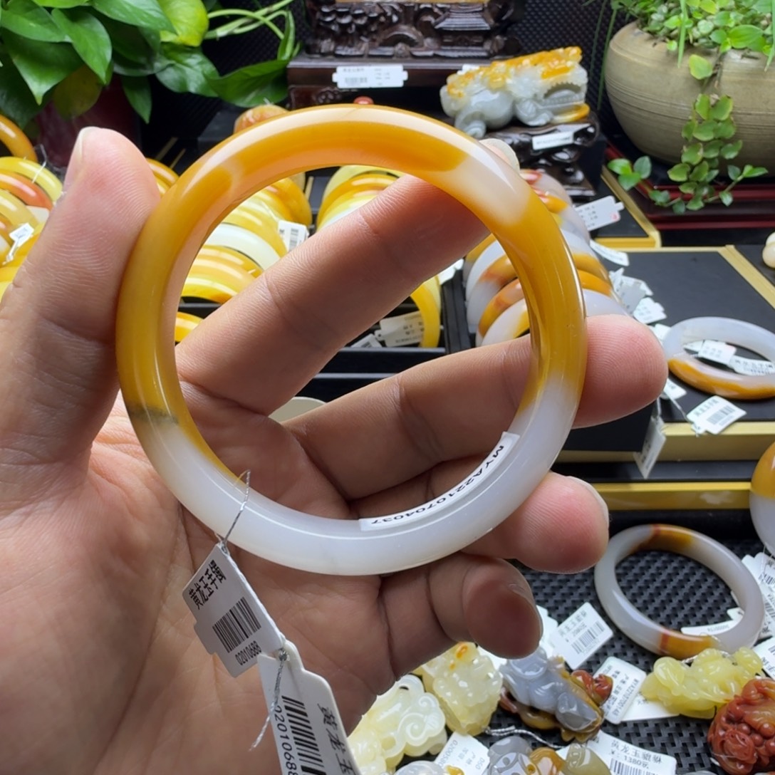 石英质玉（黄龙玉）未镶嵌颈饰手镯