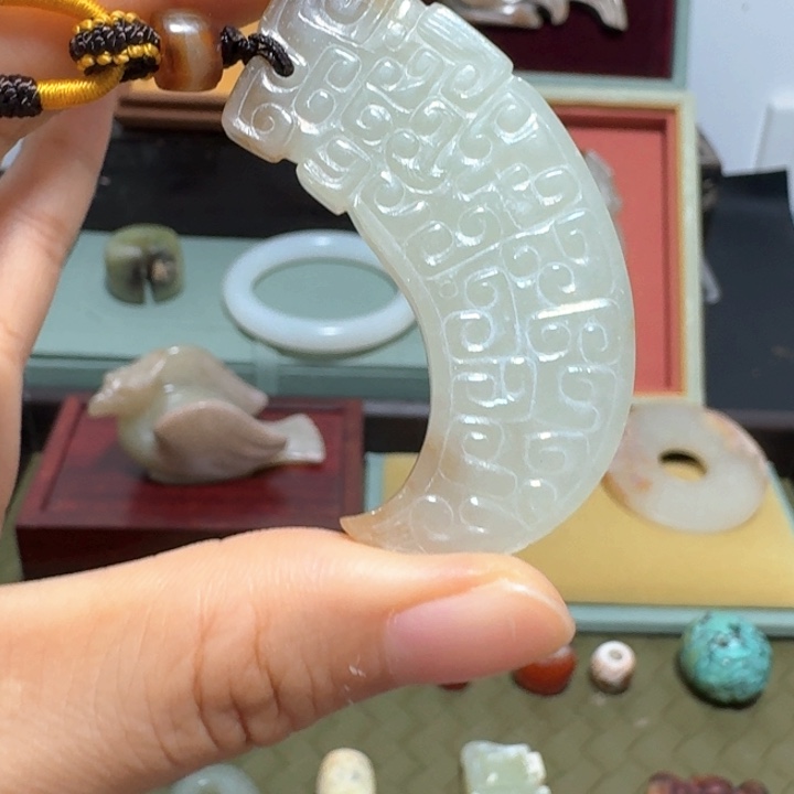 三***行颈饰未镶嵌和田玉