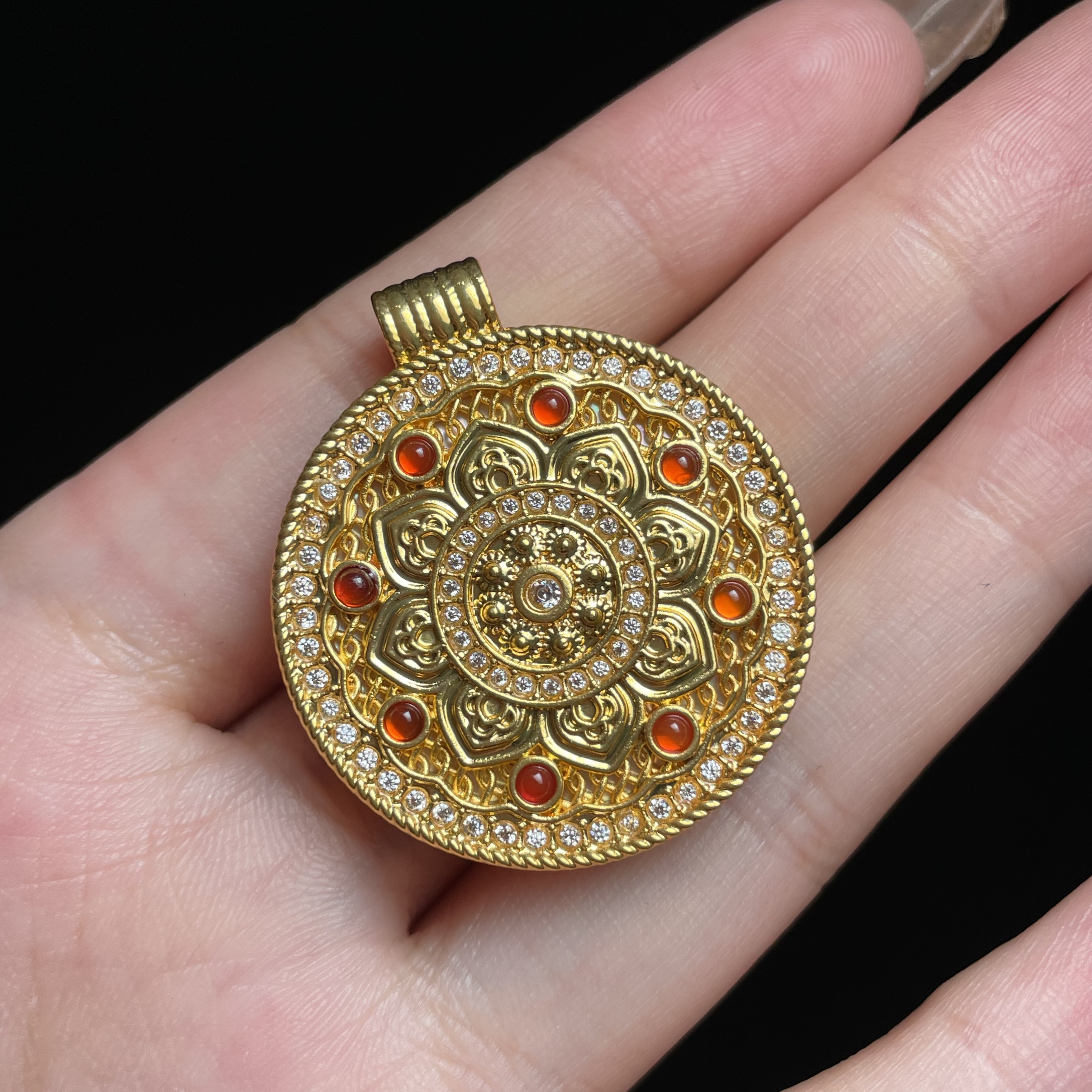 【玉总珠宝】18k大罗盘吊坠-约34*30*4mm 多样性发一 CAN180259