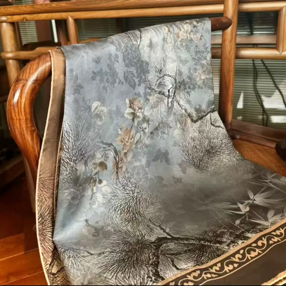 1SJ342灰韵松影140*140丝巾/围巾