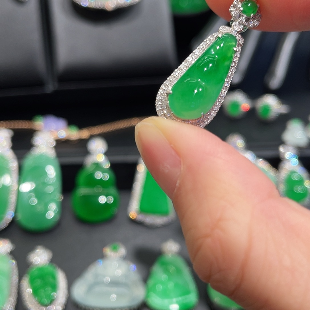 翡翠18K金镶嵌颈饰