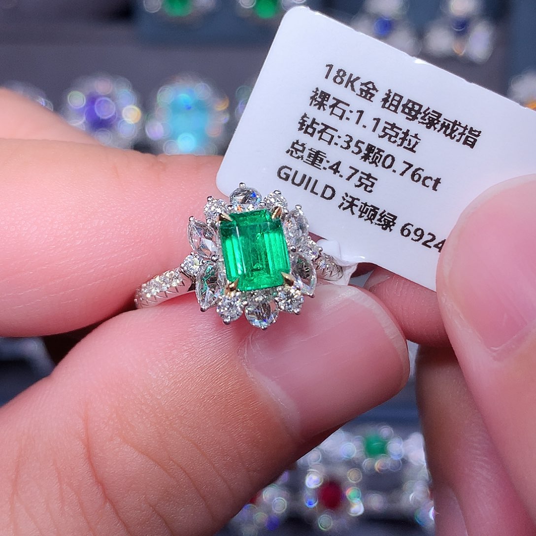 祖母绿戒指18K金镶嵌