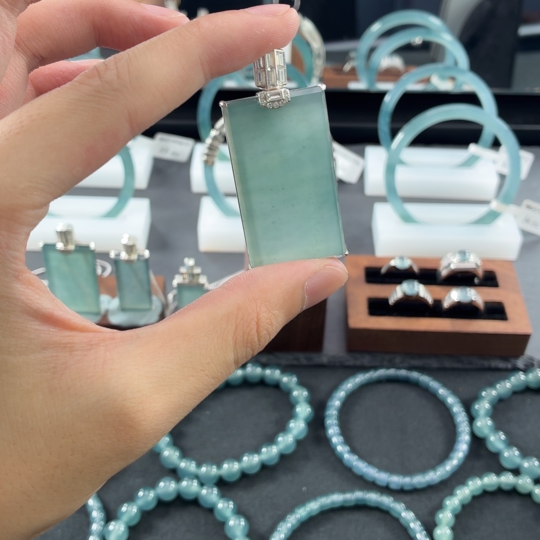 邓***憨翡翠未镶嵌手镯无事牌