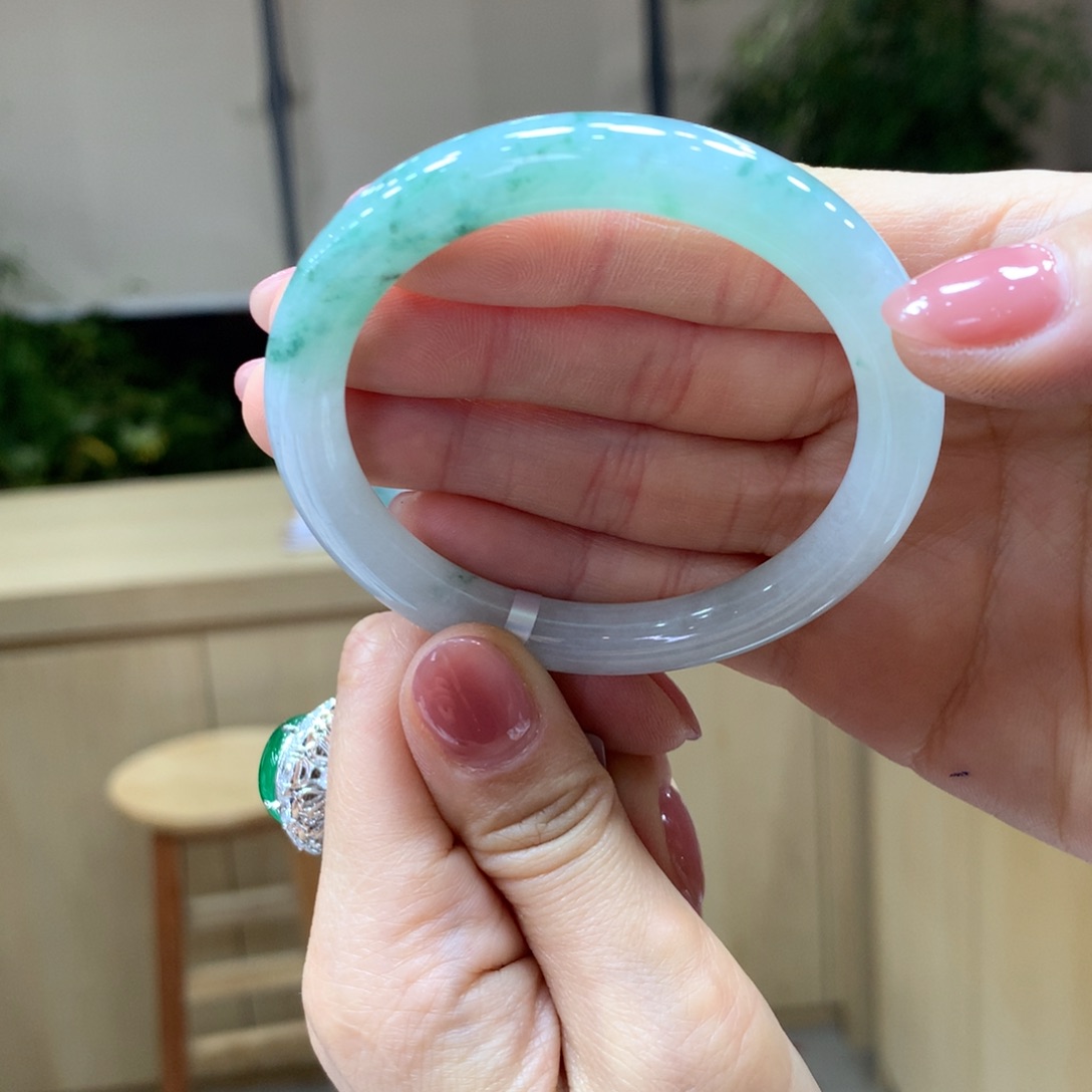 翡翠手镯未镶嵌不退不换