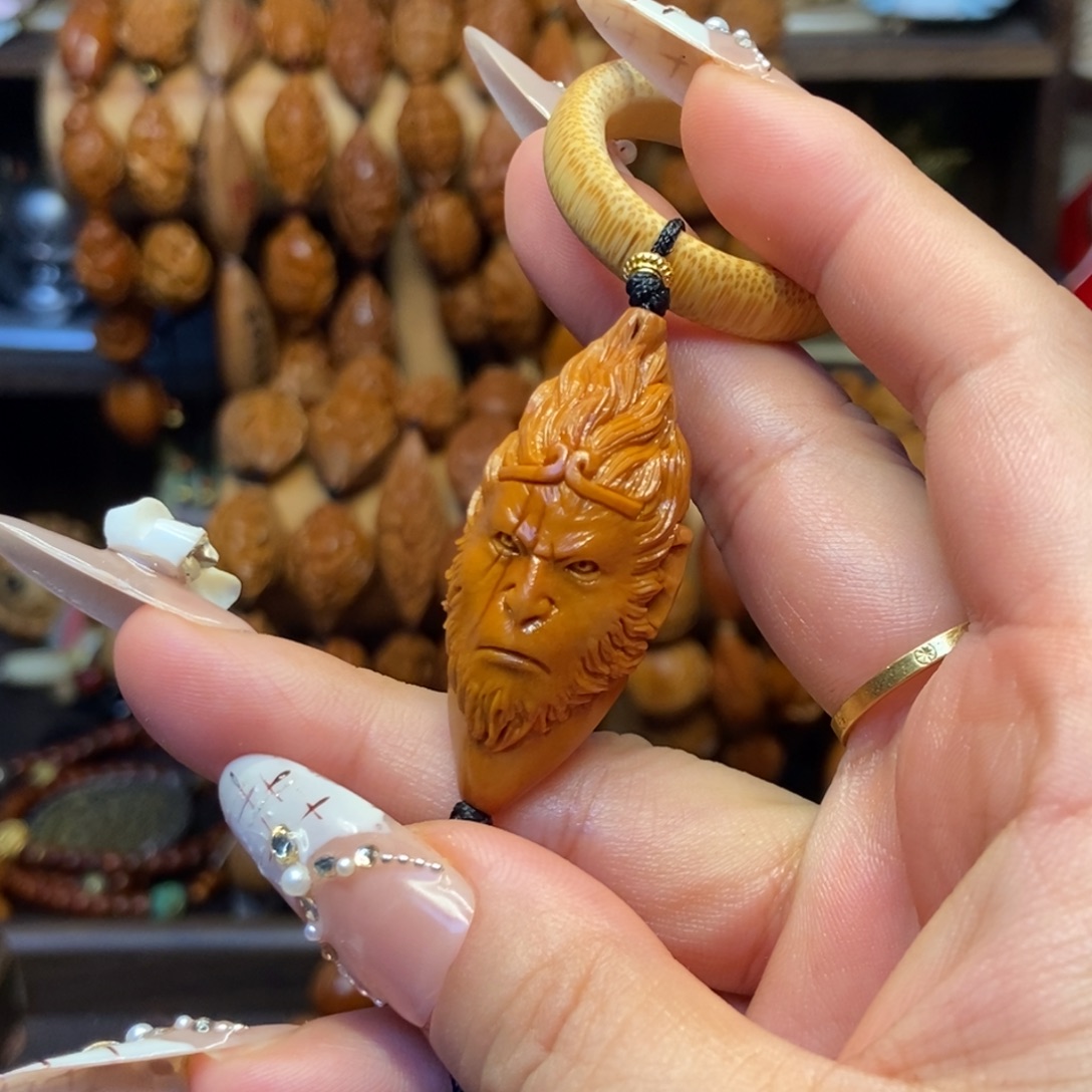 橄榄核吊坠齐天大圣