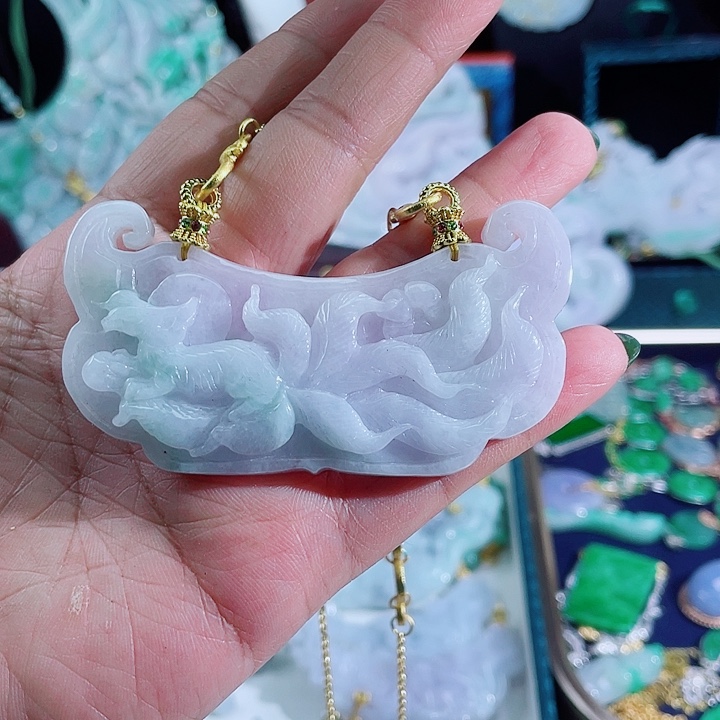 翡翠颈饰未镶嵌翡翠春彩九尾弯弯