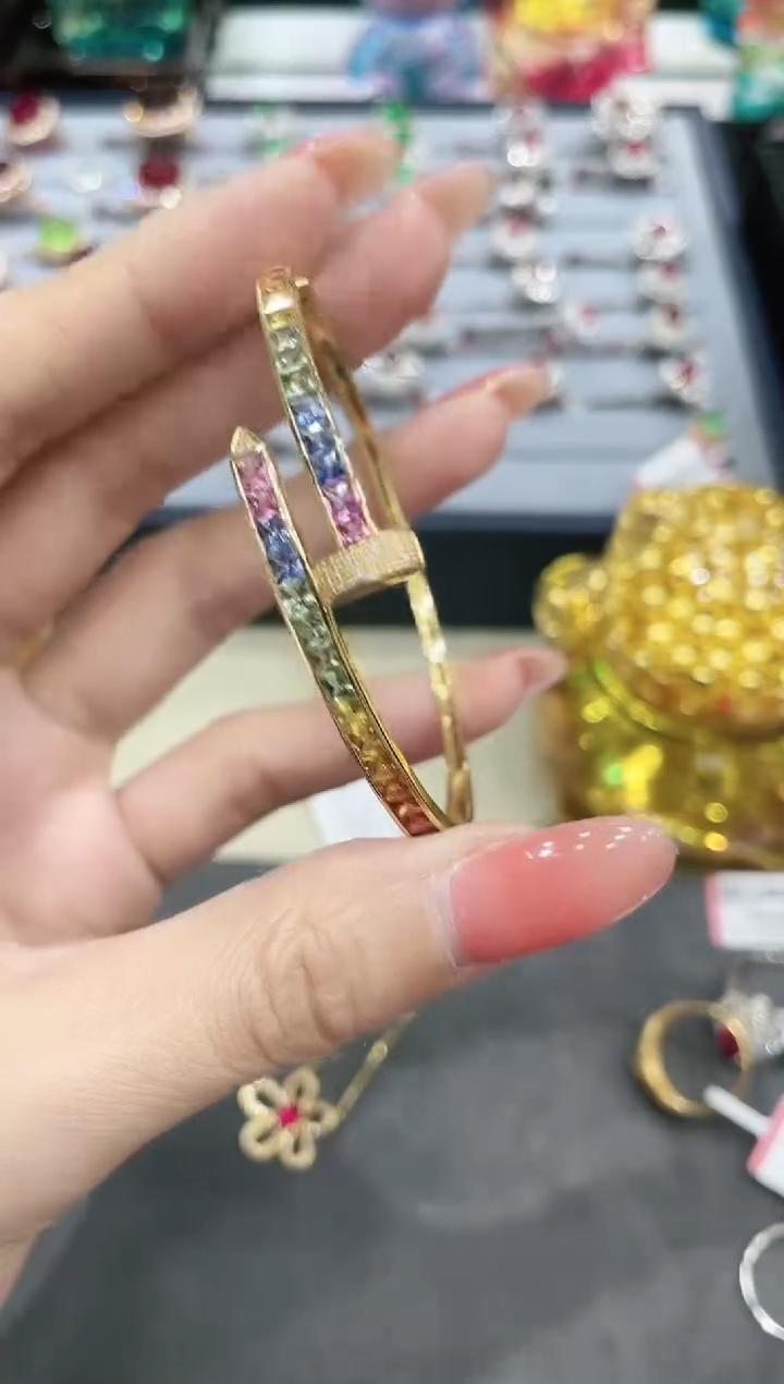 18K金镶嵌彩色蓝宝石手镯钉子款