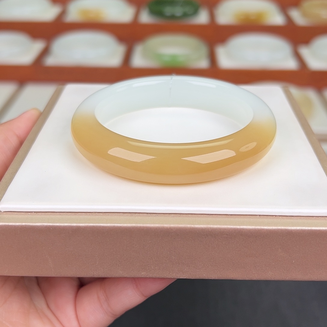 和田玉手镯未镶嵌糖白