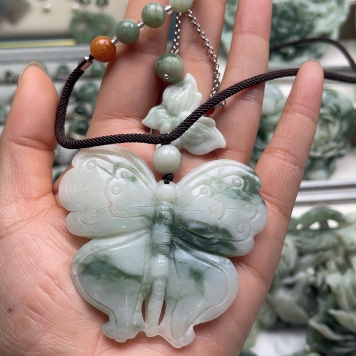 透闪石-蛇纹石玉颈饰未镶嵌