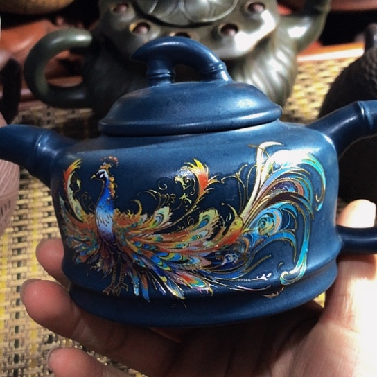 紫砂茶壶原矿泥料手工制作的紫砂壶。