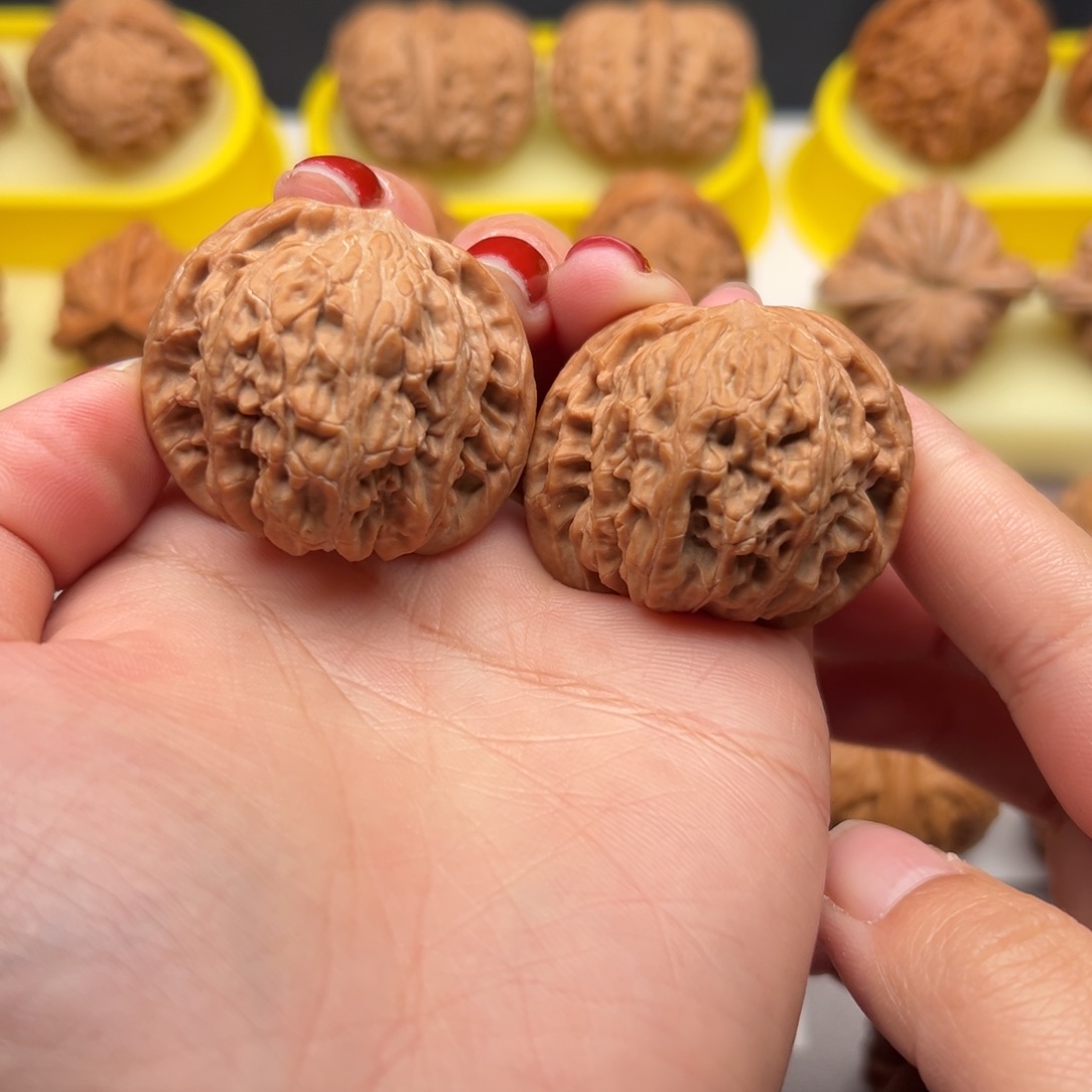 顶***操文玩核桃把件39全品红皮山地磨盘