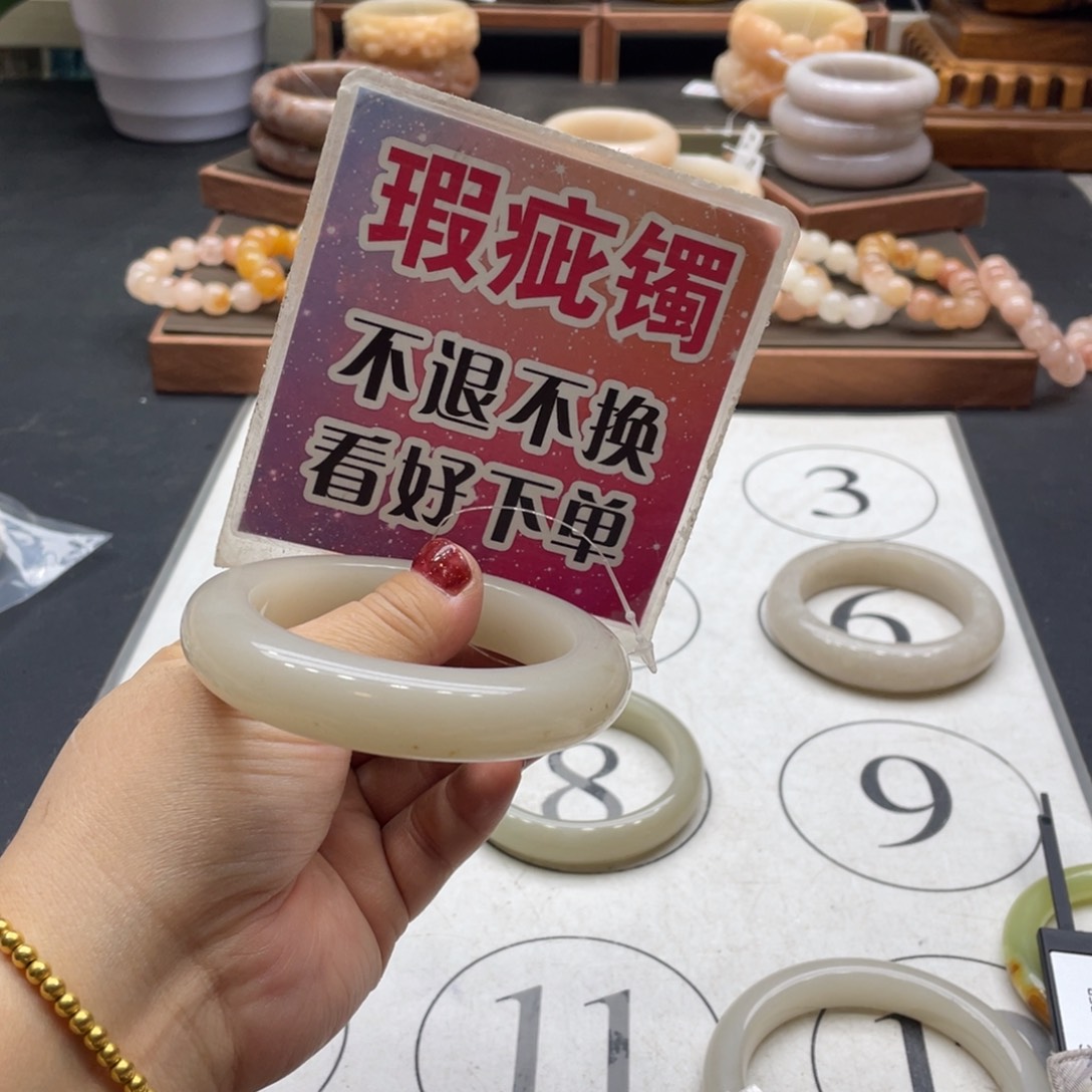 小***r石英岩玉未镶嵌手镯