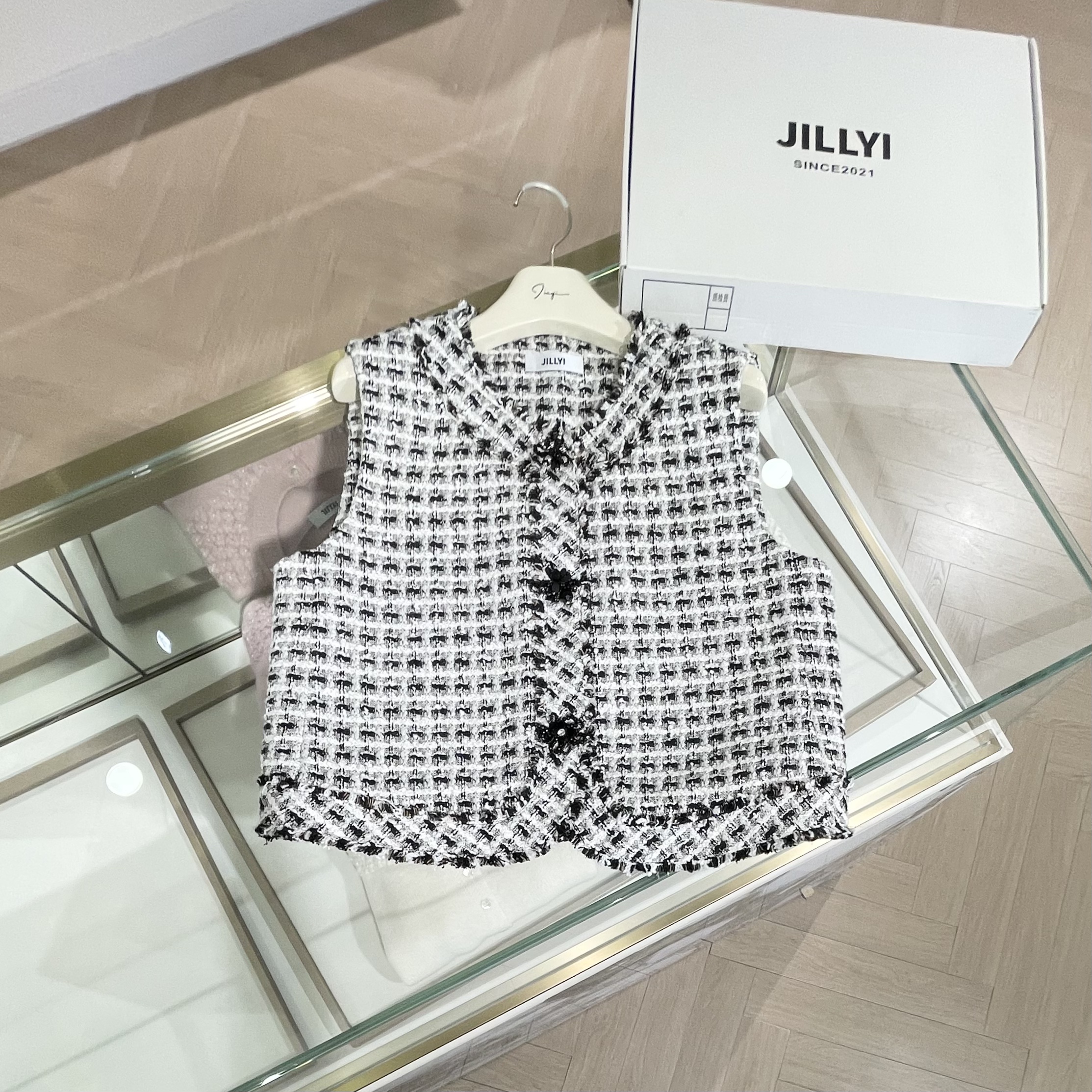 JILLYI珠海店【格纹小香】黑色格子半开领素描风时尚小众马甲秋季