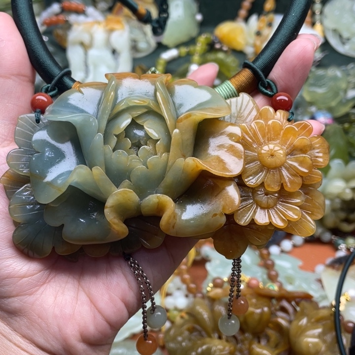 蛇纹石玉吊坠合金