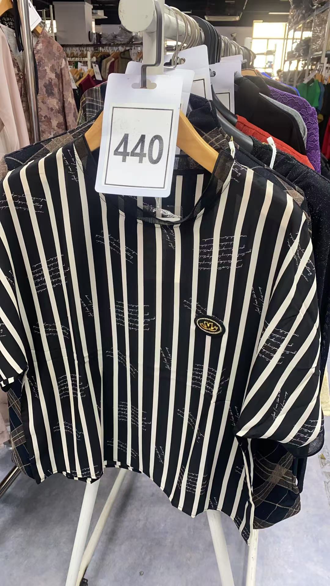 440-常规款设计感女士短款百搭上衣