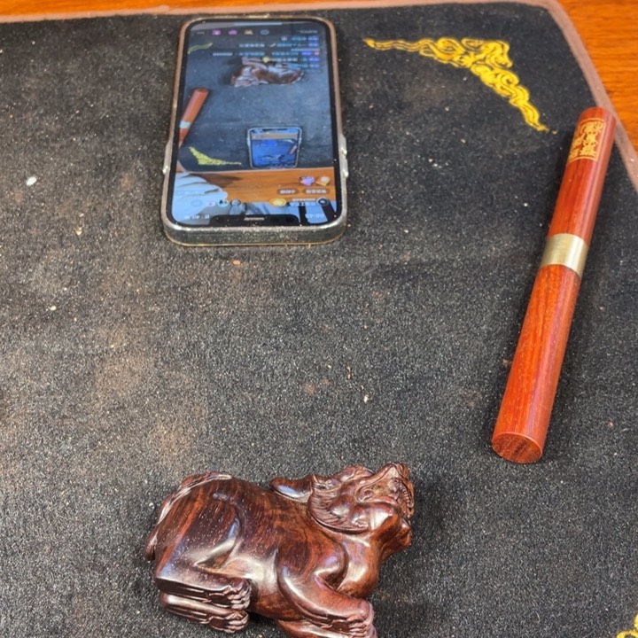 檀香紫檀（小叶紫檀）群**岭雕刻手把件